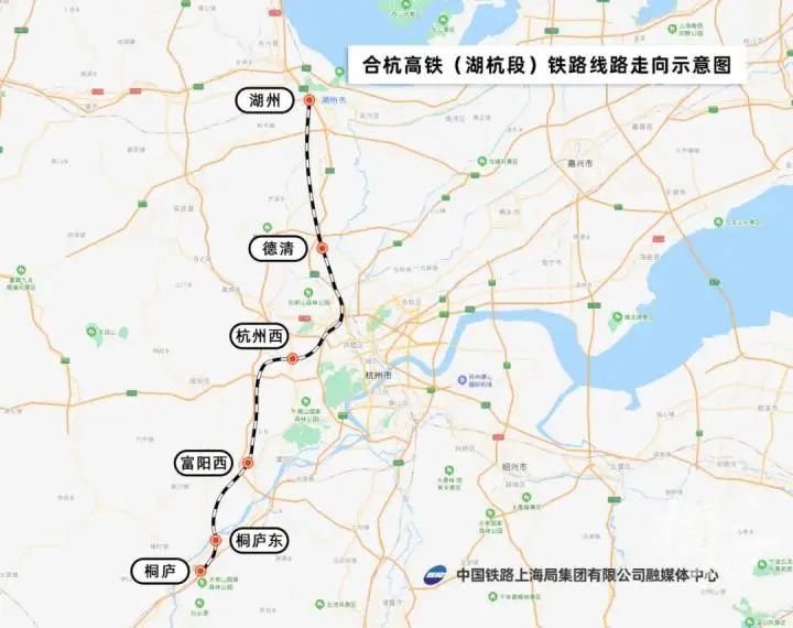 桐庐东站所在的湖州至杭州西至桐庐东铁路整体纳入合杭高铁,沿线车站
