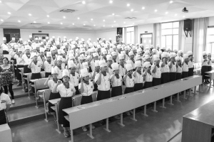 西湖职高烹饪班新生 穿上厨师服宣誓 中国人民