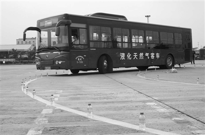 100多名大客车司机昨"大比武"