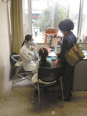 孩子发烧别急着上医院抗生素要吃就吃一周