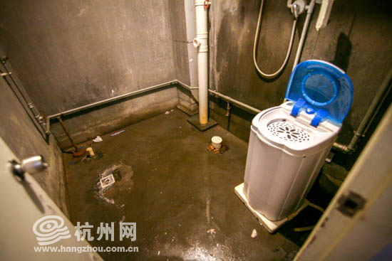 惊人群租房:100平米竟放了36张床!房东被拘留