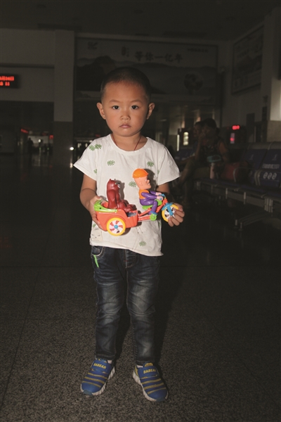 范昊腾,四岁,老家在桐乡,因为身体不舒服来杭州