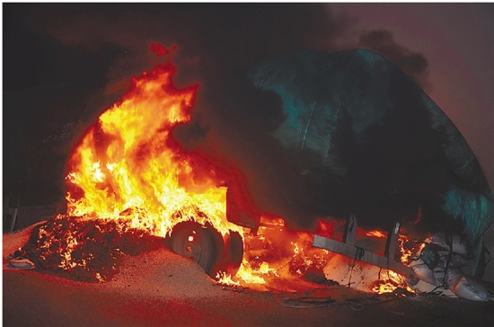 高速隧道深夜飘出爆米花味 运大米的货车着火(图)