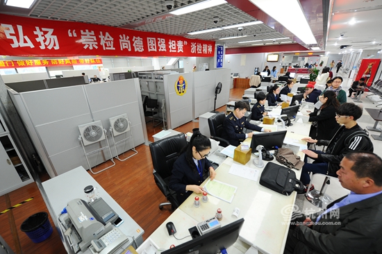 杭网记者体验市民之家出入境检验检疫局服务窗