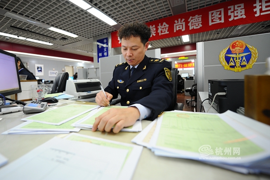 杭网记者体验市民之家出入境检验检疫局服务窗