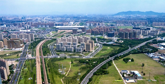 美丽杭州,要有国际化的现代城市,也要有田园风光的美丽乡村,还要有洁净宜居、诗画风情的美丽小城镇。11月30日,杭州市召开全市城中村改造暨小城镇环境综合整治全面推进大会,全力打赢综合治理攻坚战。 大会以视频会议方式召开,市民中心设主会场,各区、县(市)和杭州经济技术开发区、大江东产业集聚区分别在当地设分会场。 记者从会上获悉,从今年起,杭州要确保用五年时间基本完成主城区246个城中村改造,用三年时间完成149个小城镇环境综合整治,站在后峰会时期的新起点,要打造具有独特韵味、别样精彩的世界名城和