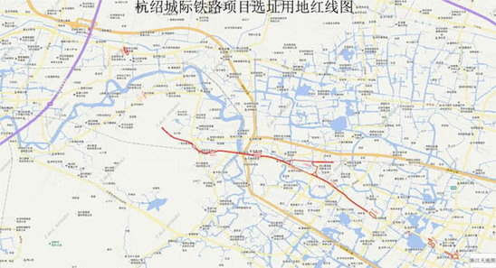 城市的规划设计与人们的生活息息相关,它的变化总是能给人们的生活带来变化,因此有关它的消息总是让人们备受关注。2014年,浙江省都市圈城际铁路建设规划已获国家发展改革委批复。在获批的11条城际铁路中,杭州地区有4条线,分别为杭州至海宁、杭州至临安、杭州至富阳、杭州至绍兴等线路,均为杭州城区外围接入杭州轨道线。 杭富、杭海和杭临3条城际铁路的进展,在上个月和本月初都有消息,记者也曾有过报道。今天,想来和大家讲讲杭绍城际铁路。 昨天,省住房和城乡建设厅网站的信息公开栏中发布了一个批前公示,提到杭绍城际铁路工程的