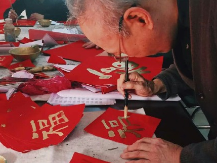 1号线武林广场站金猴送福 大家可免费领福字春