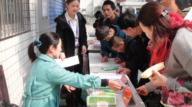 桐庐县侨联走进社区开展党员志愿者服务活动