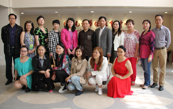 侨界名媛参观考察杭州市华侨活动中心 中国人