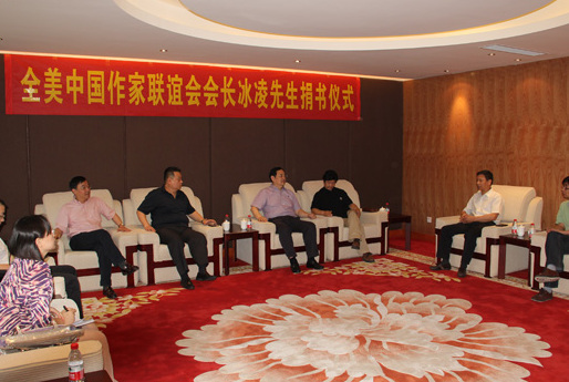 美中国作家联谊会会长冰凌向市华侨活动中心捐