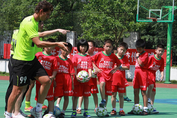 亚洲星动力杭州校园足球训练营在杭举行 中国