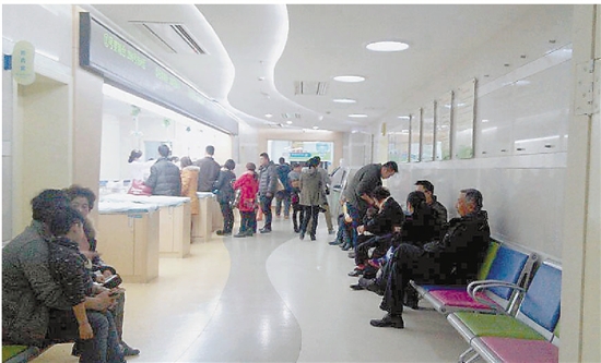 晚上8点,市儿童医院输液穿刺等候区。