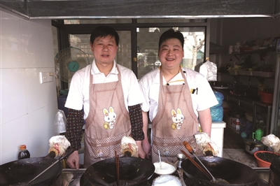一家几乎永不打烊的小吃店 炒螺蛳 炒出两辆宝马两套房