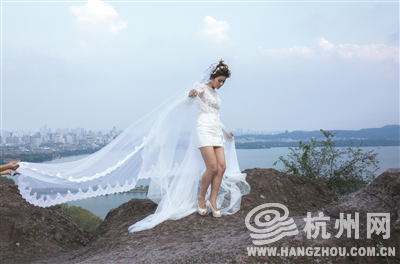 昨天下午，宝石山上拍写真的女孩。