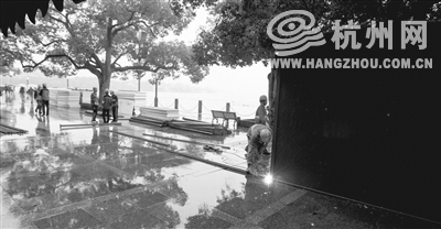 西湖音乐喷泉昨起改造 沿湖边搭起围护不影响游览