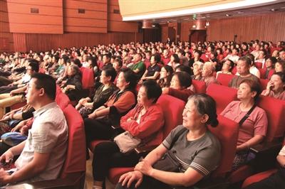 杭州胜利剧院推出“金舞台”五周年 普通戏迷也有机会上台演出了