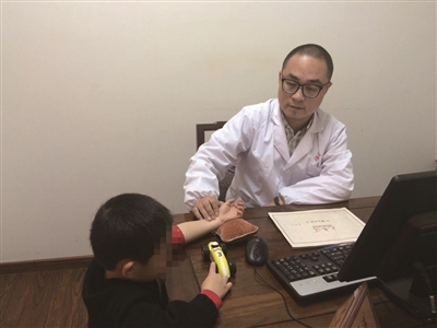 车烨炯,医学硕士,汤养元国医馆儿科主任。每周一、二、三、五、六门诊。药馆供图 车烨炯,医学硕士,汤养元国医馆儿科主任。每周一、二、三、五、六门诊。药馆供图