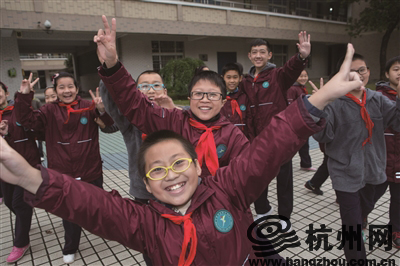 天冷起来了，你家孩子的校服好看又保暖吗？