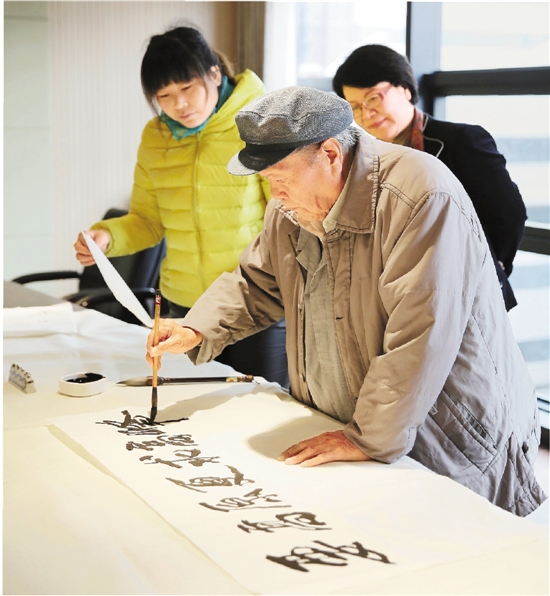 刘文西挥毫写下“要高原更求高峰”。