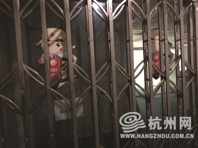 “社区001”杭州总部，大门紧锁，里面几乎搬空。 见习记者 张超 摄