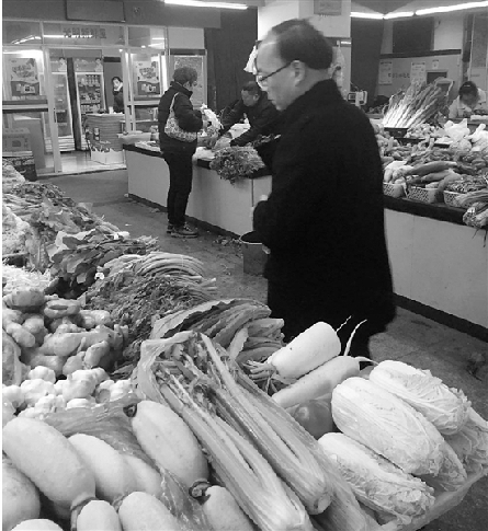 朱立新代表在棚桥农贸市场体验农产品检测。 朱立新代表在棚桥农贸市场体验农产品检测。