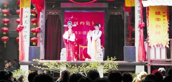 金华春苗艺术中心越剧社在嵊州施家岙为戏迷表演《情探·活捉》。 杜文烨 马玉龙 摄