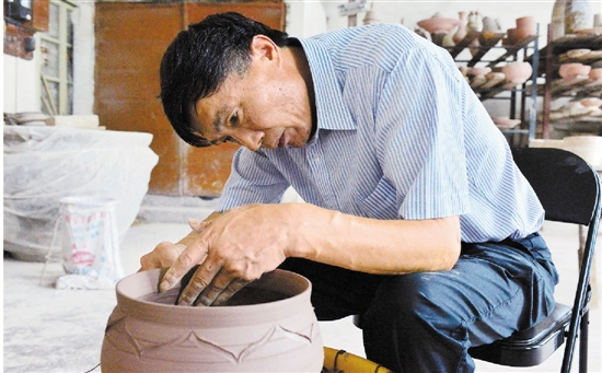 38年，追寻迷失的釉彩——记全国五一劳动奖章获得者、省工艺美术大师郦越宁