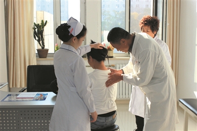 在广东等地，脊柱健康筛查已成为入学体检的一部分。（资料图）