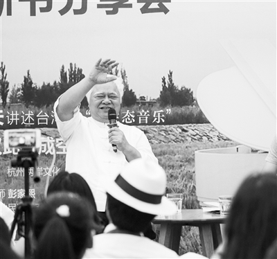 和杭州粉丝一边唱歌一边聊天 胡德夫还带来了自己的新书