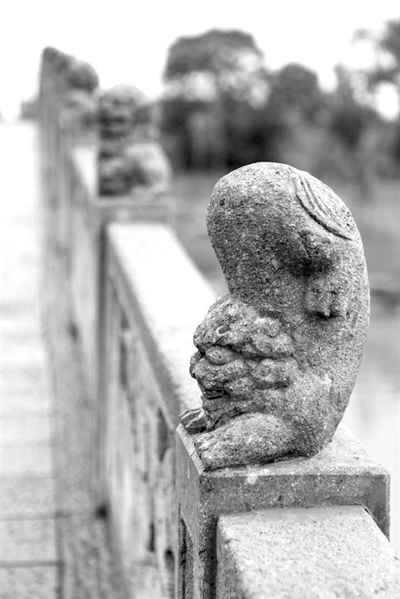 昭明桥上一只倒立的狮子，南派风格。