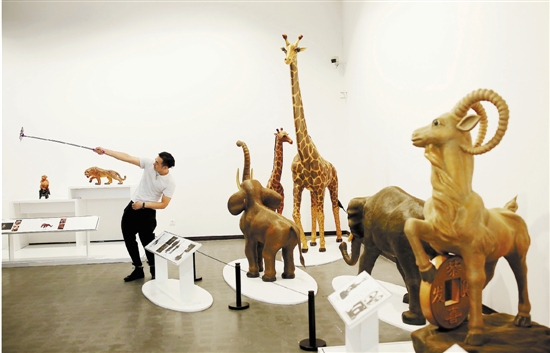 “江南竹韵——何福礼竹编艺术精品展”上的竹编动物作品。 魏志阳 摄