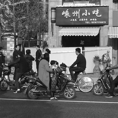 昨天上午，出事的嵊州小吃店门外。