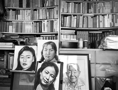 他画的素描作品。最左边是他父亲81岁生日时画的。