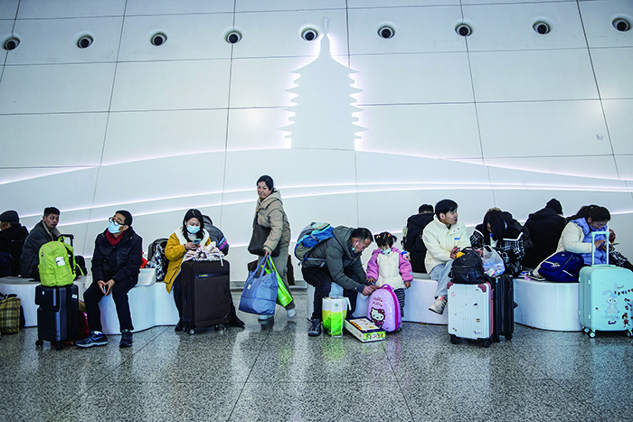 候车室怀揣着打拼一年的辛酸苦辣甜等车回家