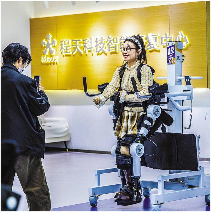 患者使用外骨骼机器人进行康复训练。