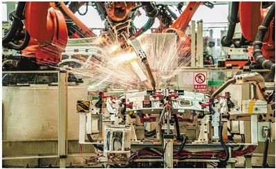 零跑科技的焊接车间,机械臂正进行作业(资料图)。记者 王毅 摄