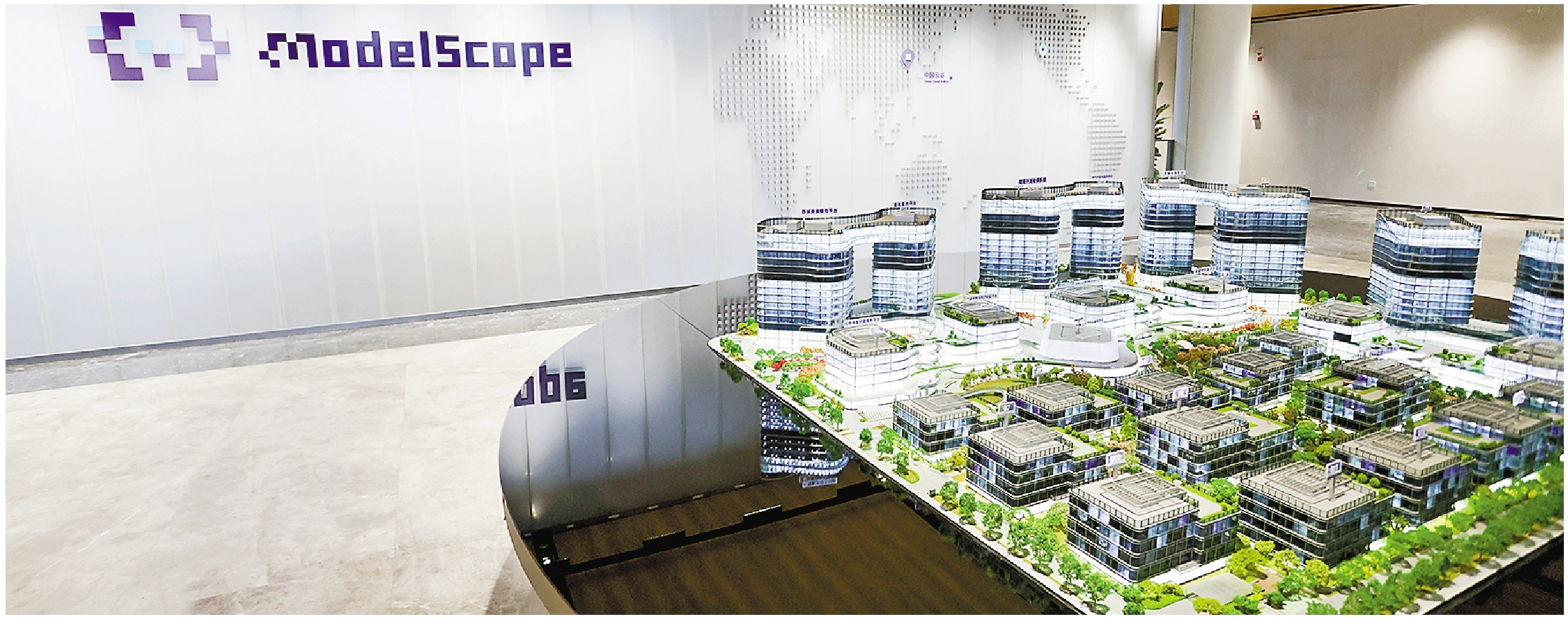 中国最大的AI模型开源社区“魔搭社区”成立于2022年,而它从“云上”走向“线下”,不过两个月时间。 记者 法鑫 摄