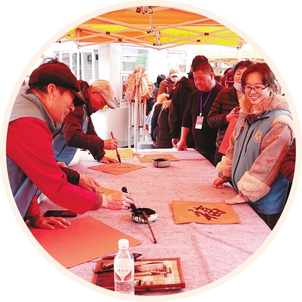 当日,市委宣传部(市文明办)、上城区文明办、清波街道张能庆公益服务站在吴山广场共同开展“情聚吴山·福粥送暖——我们的节日·腊八”主题活动,为过往的市民游客免费书写春联、福帖,派送腊八粥,以传统节日为载体,为寒冷的冬日注入暖流,营造欢乐祥和、文明互助的浓厚氛围。通讯员 蒋成杰 记者 李忠 摄