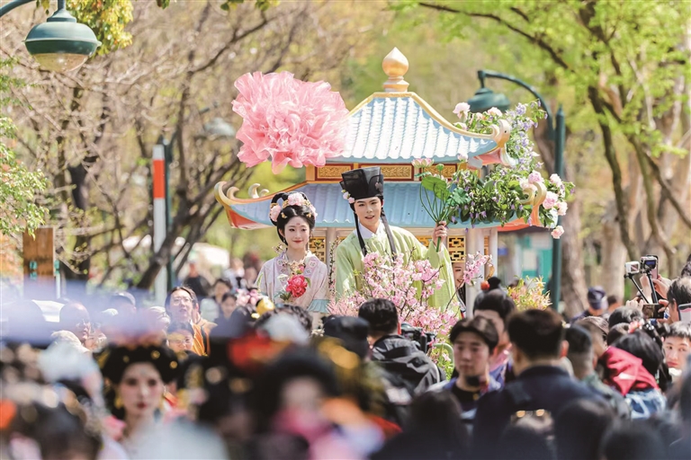 昨天上午,伴随着一场复刻传统非遗礼制的祭花神仪式,2026杭州西溪花朝节在西溪国家湿地公园绿堤大草坪启幕。本届花朝节以“宋韵花朝踏春行”为主题,集中展出105种花卉、近8万盆花株,打造了十余处精品花境,勾勒出步步皆景、层次丰盈的春日花海画卷。本届花朝节将持续到5月10日。图为昨天西溪花神在花朝节上巡游。通讯员 戴小丽 商报记者 项凯 摄影报道