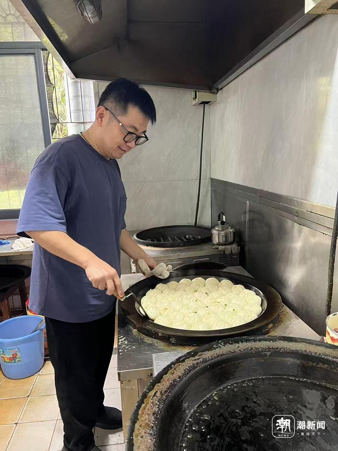 小店老板韩剑 记者 黄玉环 摄