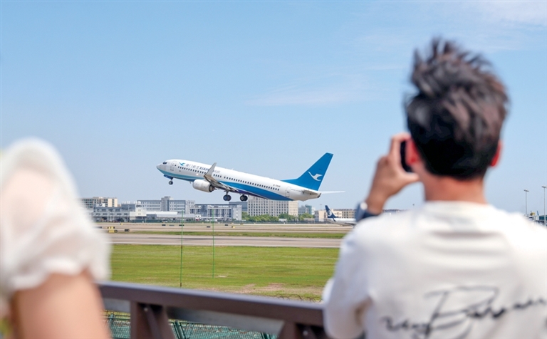 飞机正在起飞 摄影 都市快报记者 夏阳