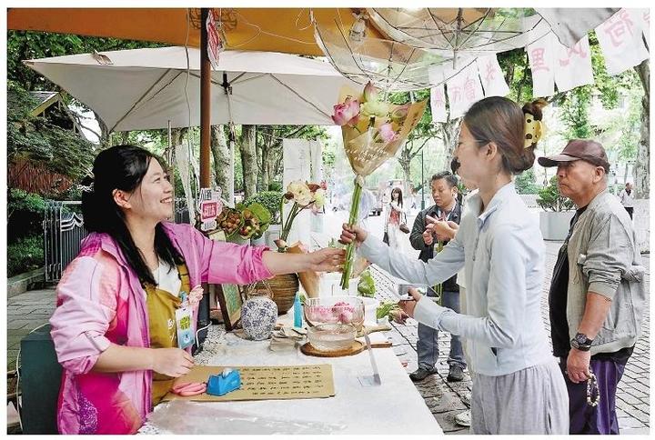 湖滨景区的“荷风里共富市集”。记者 李忠 摄