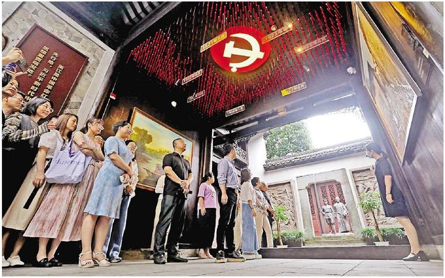 6月30日,络绎不绝的党员干部及各界群众来到位于上城区小营巷的中共杭州小组纪念馆,参观馆内展陈、接受党史教育、重温入党誓词,庆祝中国共产党成立105周年。记者 李忠 摄