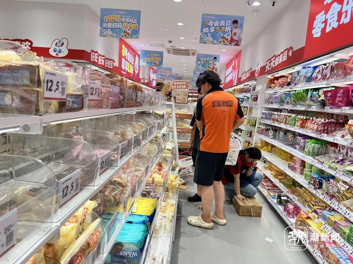零食店里不少顾客在选购。谢春晖 摄