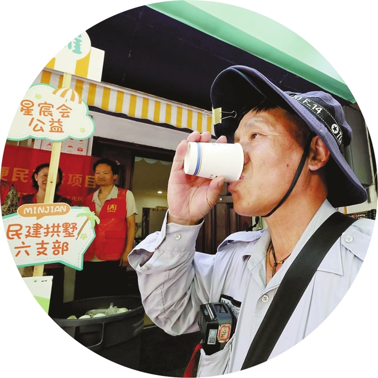 “生命之光”凉茶摊入伏首日送出500杯。记者 许卓恒 摄