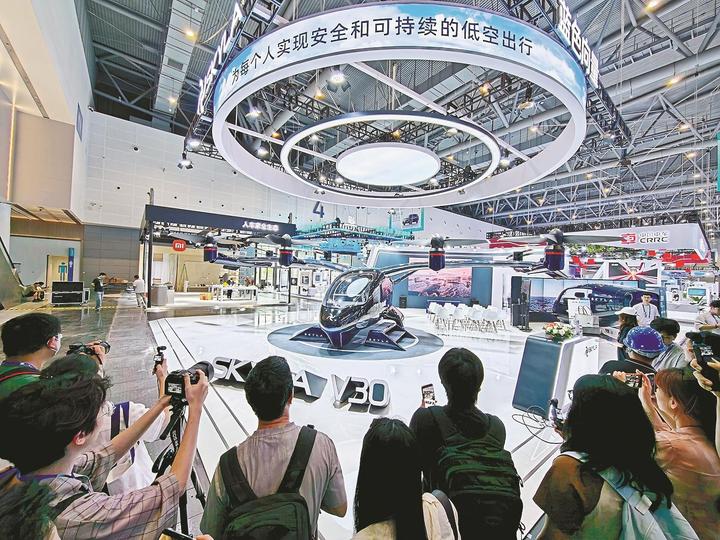 9月22日,参加第五届全球数字贸易博览会探馆活动的媒体记者参观蓝色向量SKYLA V30城市公务机。记者 法鑫 摄