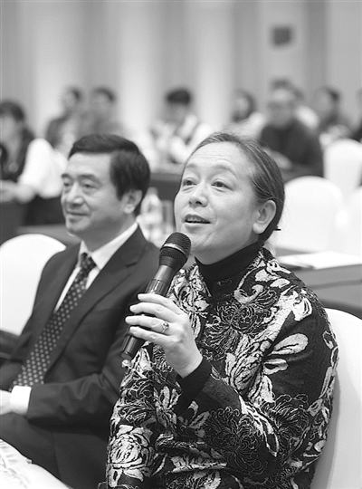 杭州市规划局局长张勤感谢与会专家和市民.