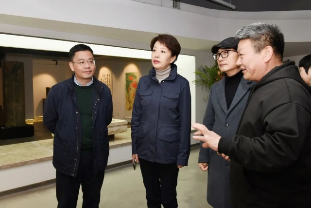 设为首页>收藏本页>张玮在作品前一一驻足观看,与书画家们深入交流