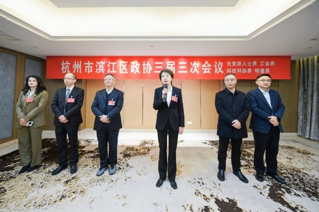 张玮,沈波,王孟辉,包晓东,瞿野,杜昊等区领导来到各政协委员小组,看望